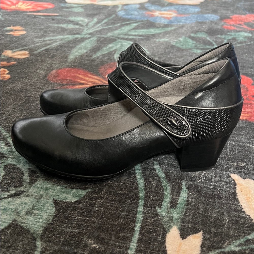 Earth Calgary Montreal Black Mary Jane Heels women’s size 8